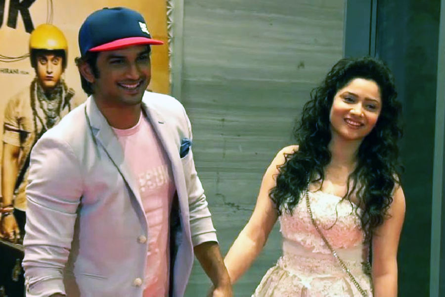 অঙ্কিতা জানান, সুশান্ত এবং ওই তরুণী, দু’জনে খুব ভাল নাচ করেছিলেন। কিন্তু আচমকাই নাচের মাঝে তরুণী সুশান্তের কোলে উঠে পড়েন। তাতে অঙ্কিতার খুব রাগ হয়েছিল।