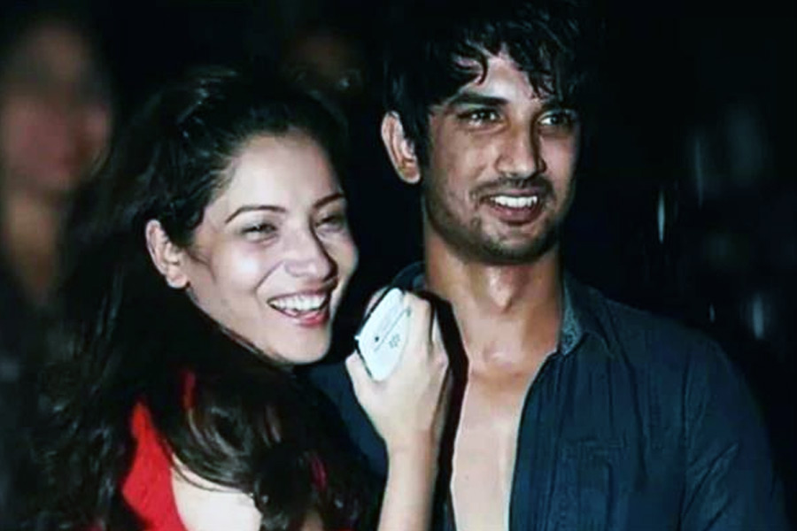 সেই নিয়ে নাকি সুশান্তের সঙ্গে ঝামেলাও হয়েছিল। সে কথাও নিজেই জানিয়েছেন অঙ্কিতা। তিনি এ-ও বলেন, ‘‘এত পজ়েসিভ ছিলাম, সুশান্তকে অন্য কারও সঙ্গে নাচ করতে দেখলেও মাথা ঠিক থাকত না।’’