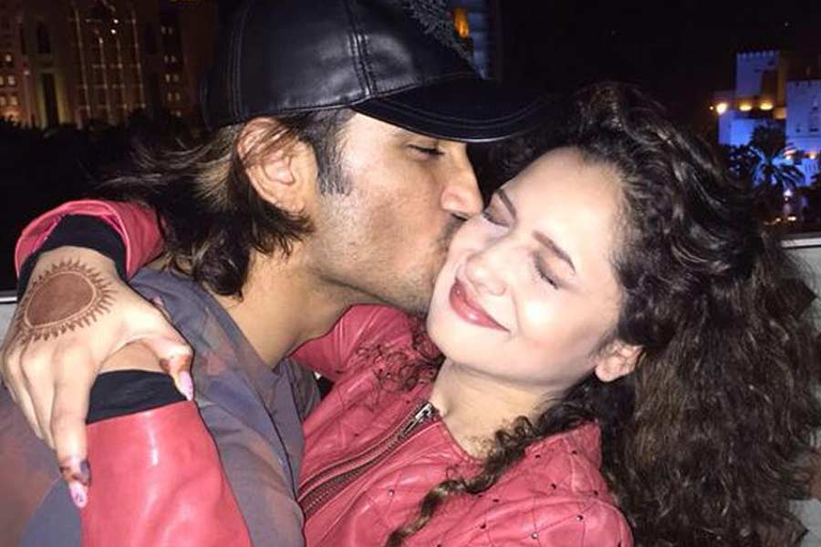 ‘পবিত্র রিস্তা’ ধারাবাহিকে অভিনয়ের সময় সহ-অভিনেতা সুশান্তের সঙ্গে সম্পর্ক অঙ্কিতার। তার পর ছ’বছরের সম্পর্ক। দু’জনে একত্রবাসও করতেন। জীবনের নানা ওঠাপড়ায় একে অন্যের পাশে ছিলেন।