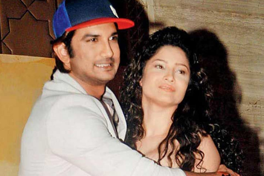 একটি সাক্ষাৎকারে অঙ্কিতা জানিয়েছিলেন, প্রায় দু’বছর মাকে গিয়ে বলেছিলেন, ঘর থেকে সুশান্তের সব ছবি সরিয়ে দিতে। সে দিন খুব কেঁদেছিলেন তিনি। বুঝেছিলেন, আর জোড়া লাগবে না সম্পর্ক। সেই কষ্টটা আজও রয়ে গিয়েছে কি? বিগ বসের ঘরে অঙ্কিতাকে দেখে তেমনই গুঞ্জন।