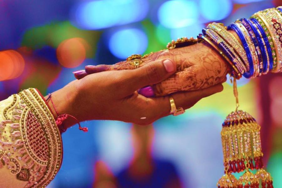 কিন্তু ভারত-পাকিস্তান ক্রিকেট ম্যাচ হলে স্ত্রী কোন দেশের পক্ষ নেবেন? হাসিমুখেই বাউন্সার এড়িয়ে গেলেন শামীর। বললেন, ‘‘জাওয়ারিয়া খুব ক্লান্ত। আমার মনে হয়, দু’দেশের মধ্যে বিয়ের জন্য আলাদা ভিসার ব্যবস্থা হলে ভাল। তবে নিরাপত্তার বিষয়টি সবার আগে।’’