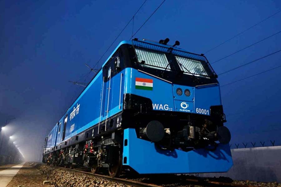 এই লোকোমোটিভ তৈরি হয়েছে বিহারের মধেপুরা বৈদ্যুতিক লোকো কারখানায়। রেলওয়ের তরফে যাকে বলা হচ্ছে, ‘দানবিক’।