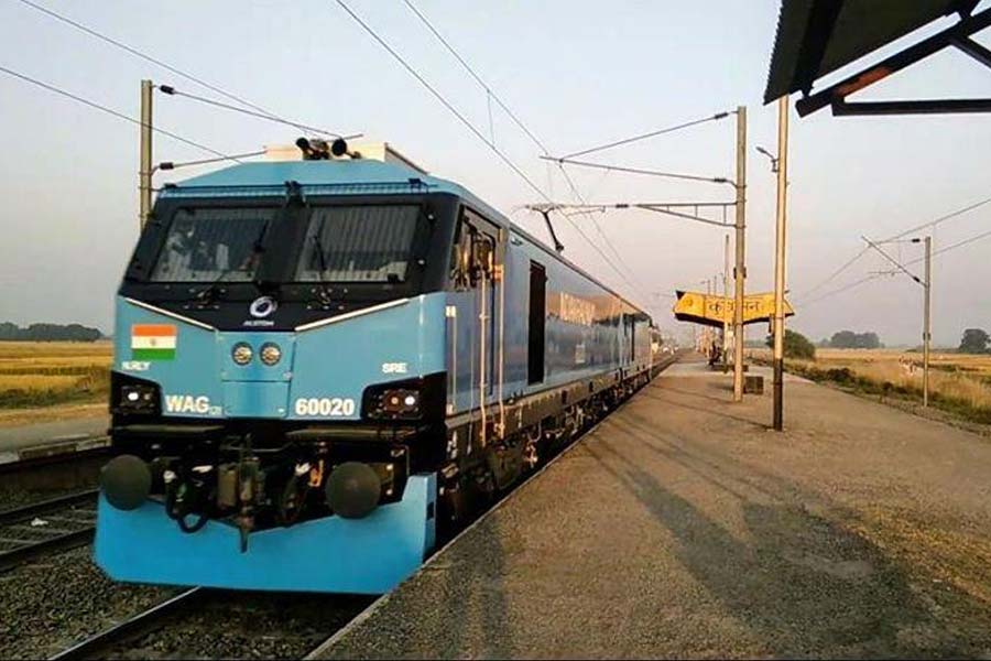 সত্যিই দানবিক শক্তি এই লোকোমোটিভের। ভারতীয় রেল এবং অলস্টমের যৌথ উদ্যোগে তৈরি ডব্লিউএজি-১২ লোকোমোটিভ প্রতি ঘণ্টায় সর্বোচ্চ ১২০ কিলোমিটার পর্যন্ত গতিবেগে চলতে পারে। নিতে পারে ৬ হাজার টন ওজন।