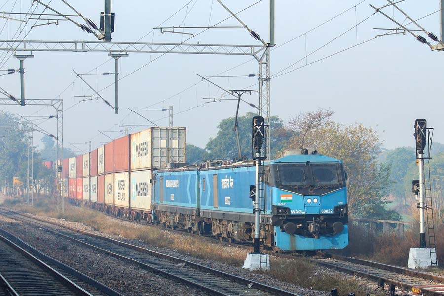 রেল বলছে, এর আগে সবচেয়ে শক্তিশালী লোকোমোটিভ ছিল ডব্লিউএজি-৯। পূর্বসূরির চেয়ে দ্বিগুণ শক্তিশালী এ বারের লোকোমোটিভ। ‘মেক ইন ইন্ডিয়া’ প্রকল্পের অধীনে উৎপাদিত ওই বৈদ্যুতিক লোকোমোটিভ তৈরি হয়েছে অতিরিক্ত ভার বহনের জন্য।