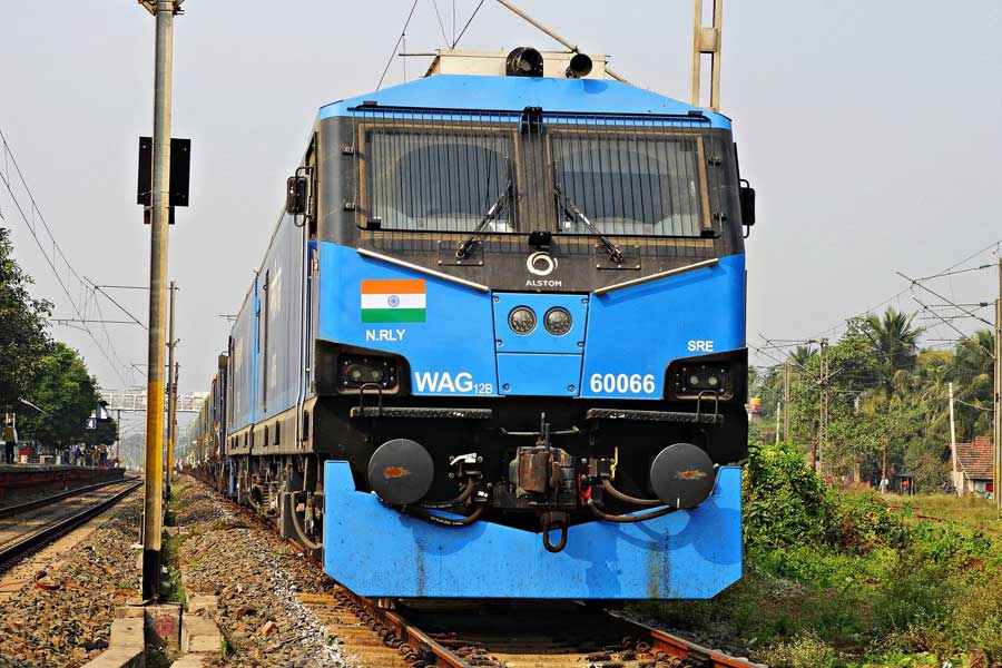 ডব্লিউএজি-১২বি লোকোমোটিভে ইনস্টল করা হয়েছে ইনসুলেটেড গেট বাইপোলার ট্রানজিস্টার। ব্রেকিং সিস্টেম এমন ভাবে তৈরি হয়েছে, যাতে শক্তি খরচ কম হয়।