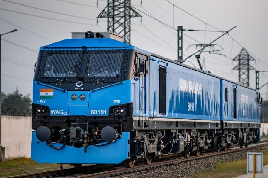 রেলের দাবি, এই লোকোমোটিভ মালবাহী ট্রেনগুলির গড় গতিবেগ যেমন বৃদ্ধি করবে, তেমনই বহনক্ষমতাও উন্নত করবে।