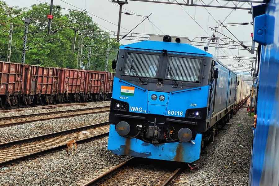 রেলের দাবি, এই শক্তিশালী লোকোমোটিভ মালপরিবহণের ছবিটাই বদলে দেবে। আরও তাড়াতাড়ি গন্তব্যে পৌঁছে যাবে মালবাহী ট্রেন। একই সঙ্গে আরও বেশি ওজনের মালপত্র নিয়ে যেতে পারবে তারা।