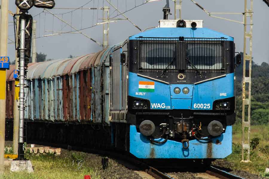 এই লোকোমোটিভটি জিপিএস প্রযুক্তির মাধ্যমে পরিচালিত হয়। এমবেডেড সফ্‌টঅয়্যারের মাধ্যমে লোকোমোটিভকে জিপিএসের মাধ্যমে ট্র্যাক করা যাবে।