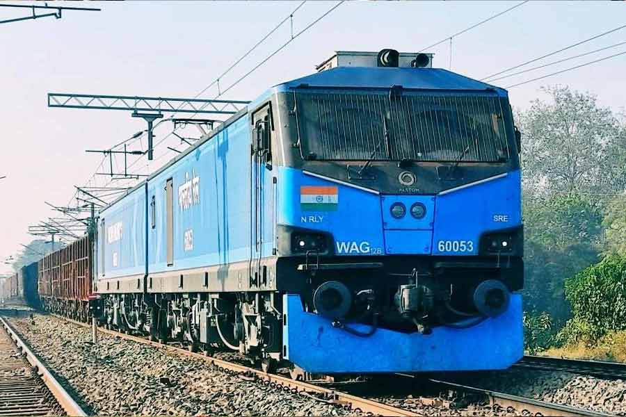 ইতিমধ্যে ভাইরাল এই ভিডিয়ো নিয়ে হইচই শুরু হয়েছে। লোকোমোটিভ দেখে বিস্ময় প্রকাশ করেছেন অনেকেই। কেউ রেলের ওই ভিডিয়ো শেয়ার করে লিখছেন, ‘‘এ জিনিস তো আগে কখনও দেখিনি! আমি বিস্মিত। ভারতীয় রেলকে শুভেচ্ছা।’’ কারও আবার সরস মন্তব্য, ‘‘এই লোকোমোটিভ তো একটা পুরো কোম্পানি তুলে নিয়ে চলে যাবে।’’