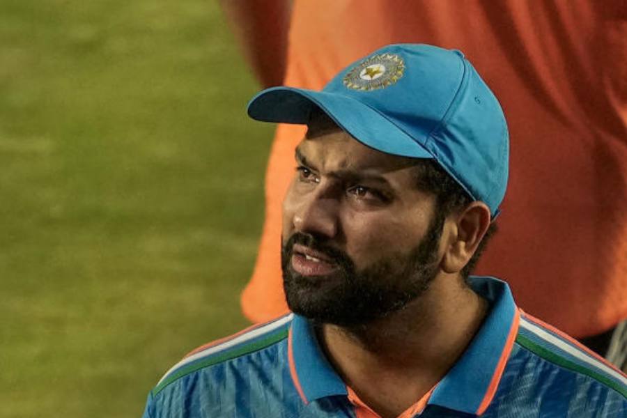 বোর্ডকর্তারা তড়িঘড়ি বৈঠকেও বসেন ভারতীয় দলের কোচ রাহুল দ্রাবিড় এবং রোহিতের সঙ্গে। সেখানে জয় শাহদের কড়া প্রশ্নবাণের মুখে পড়তে হয় তাঁদের।