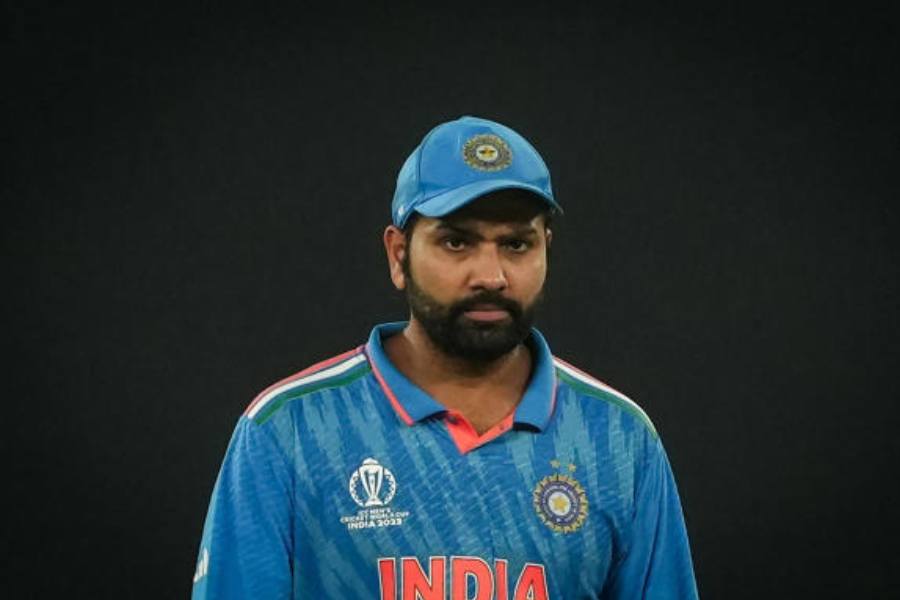 পাল্টা তাঁরাও জিজ্ঞাসা করেছেন, আগামী দিনের অধিনায়ক নিয়ে তাঁদের পরিকল্পনা কী? রোহিত সরাসরি বোর্ডকর্তাদের প্রশ্ন করেছেন, টি-টোয়েন্টি বিশ্বকাপে তাঁকে অধিনায়ক রাখা হবে কি না। তা হলে সেই মতো প্রস্তুতি শুরু করবেন।