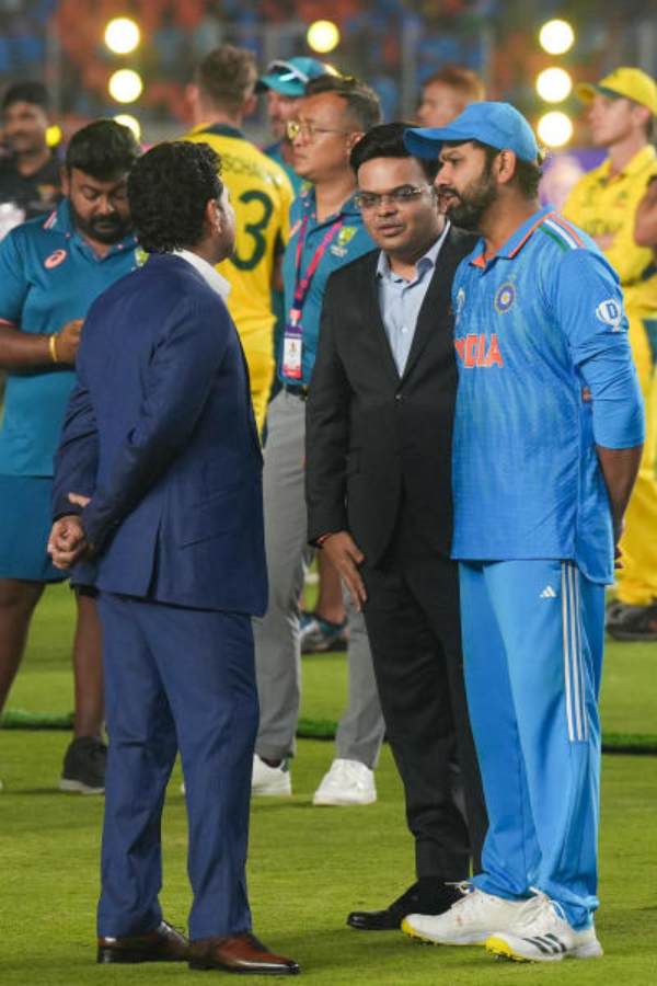 এক সংবাদপত্রের প্রতিবেদন অনুযায়ী, রোহিত সব নির্বাচক এবং বোর্ডকর্তাদের জিজ্ঞাসা করেন যে পরের বছর টি-টোয়েন্টি বিশ্বকাপে তাঁকে নেতৃত্বে রাখা হবে কি না।