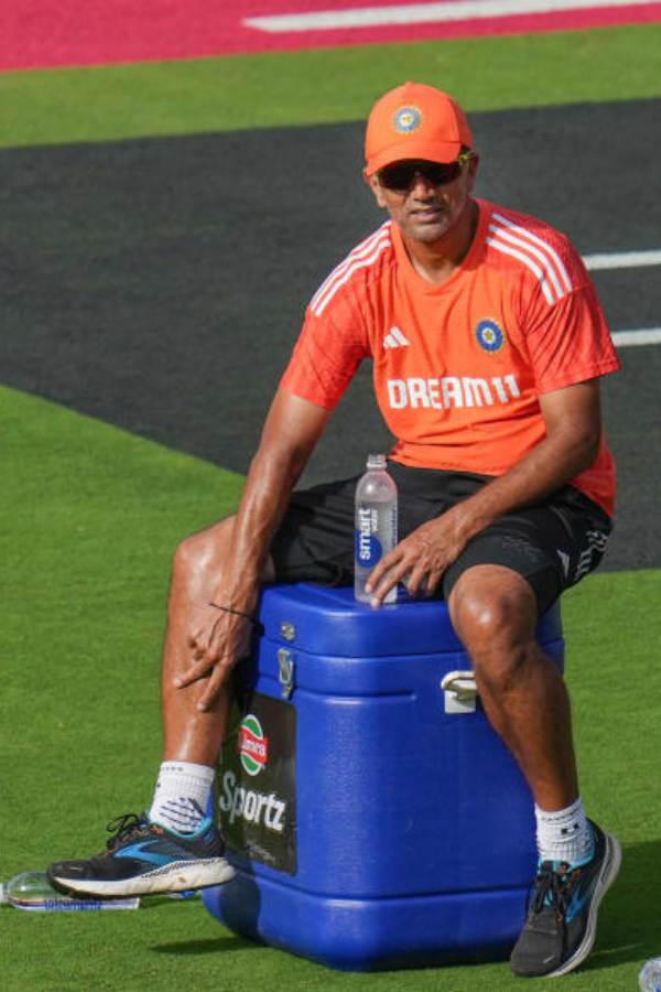 ওই বৈঠকে থাকা এক বোর্ডকর্তা বলেছেন, “রোহিত জিজ্ঞাসা করেছে, যদি আপনারা আমাকে টি-টোয়েন্টি বিশ্বকাপের নেতৃত্বে রাখার জন্য সঠিক বলে মনে করেন, তা হলে এখন থেকেই বলে দিন। সেই মতো প্রস্তুত হওয়া যাবে।”