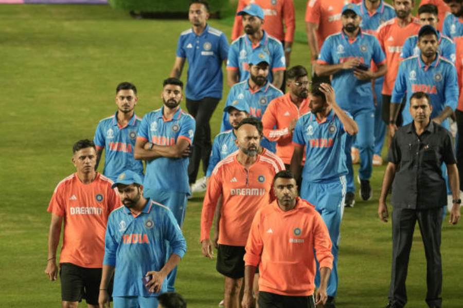 দ্রাবিড়, নির্বাচকেরা-সহ বৈঠকে যাঁরাই ছিলেন তাঁরাই একবাক্যে রোহিতের নেতৃত্বের প্রতি সমর্থন জানান। তাঁরা বলে দেন, টি-টোয়েন্টি বিশ্বকাপে নেতৃত্ব দেওয়ার জন্য রোহিতই যোগ্যতম ব্যক্তি। এমনকি নির্বাচকেরা তাঁকে অনুরোধ করেন দক্ষিণ আফ্রিকার বিরুদ্ধে সাদা বলে সিরিজ়েও খেলতে।