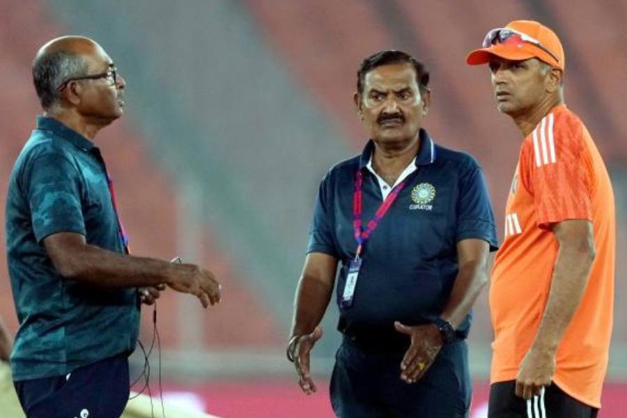 কিন্তু রোহিত রাজি হননি। তিনি নির্বাচকদের কাছে আরও একটু সময় চেয়ে নেন। নির্বাচকেরা তাতে অনুমতিও দেন।