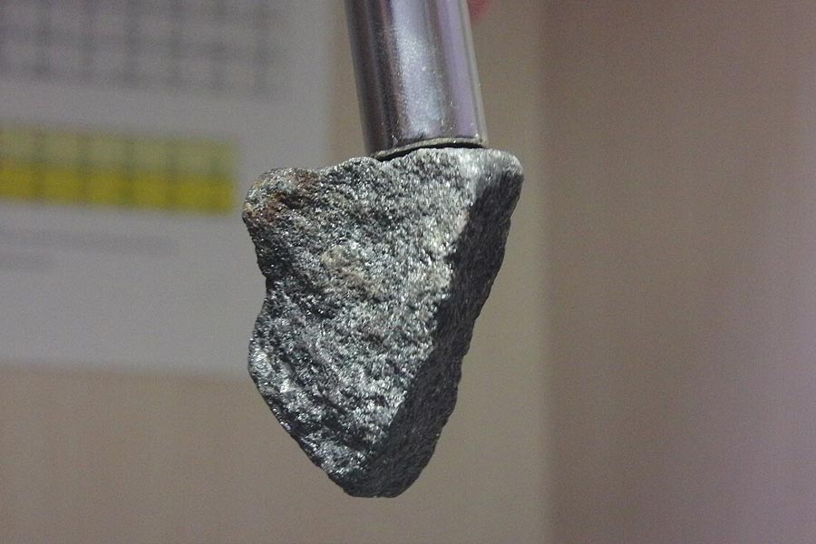 বিশ্বের শক্তিশালী চুম্বকের নাম নিওডিমিয়াম। বিজ্ঞানে তার পরিচিতি নিয়ো হিসাবে। একে বলা হয় বিরল মৃত্তিকা চুম্বক। লোহা এবং বোরনের সংকর হয়ে কেলাসের মাধ্যমে গঠিত হয় এই চুম্বক। কিছু দিন আগে নিওডিমিয়াম চুম্বকের একটি ছবি ভাইরাল হয়েছে।