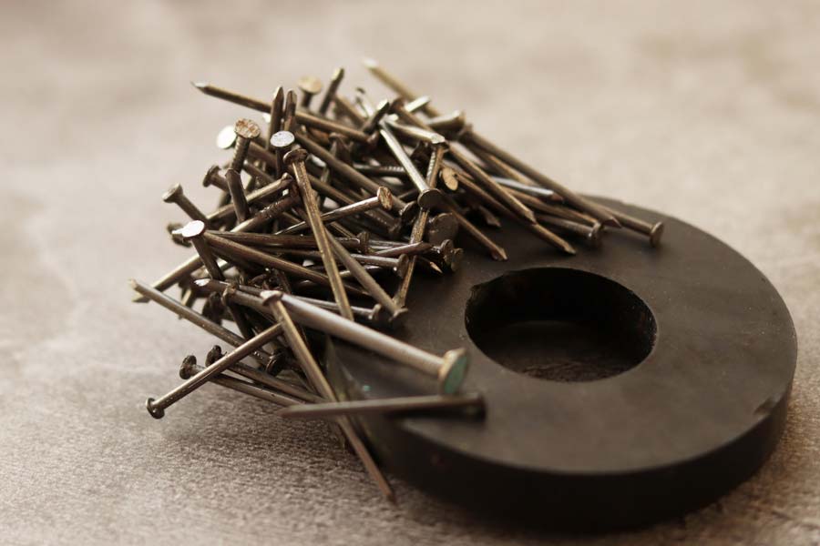 ভিডিয়োয় দেখা যাচ্ছে দুটো নিওডিমিয়াম চুম্বককে ঠেলে কাছাকাছি আনতেই তারা দূর থেকেই ঝপ করে পরস্পরের কাছাকাছি চলে আসে। মুহূর্তের মধ্যে জোড়া লেগে যায়। সেই প্রাবল্য এমন যে আগুনের ফুলকি দেখা যায়।