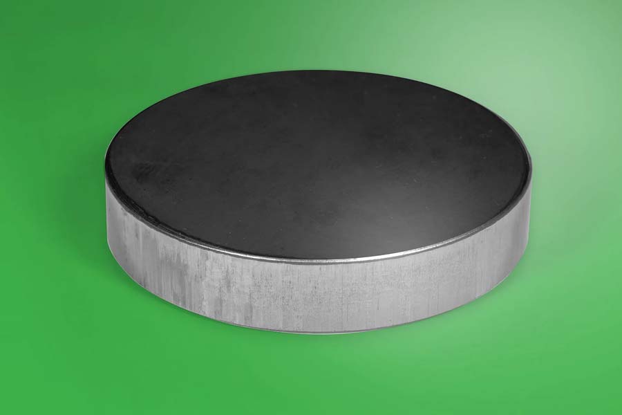 দুটো নিওডিমিয়াম চুম্বকের মাঝে যদি গ্যাস লাইটার রাখা হয়, জোড় লাগার সময় আগুন বেরিয়ে যায়। একটু বড় মাপের দুটো নিওডিমিয়াম চুম্বক পরস্পরের কাছে আনলে তারা যে গতিতে জোড় লাগে, তাতে নিজেরাই ভেঙে টুকরো টুকরো হয়ে যায়।