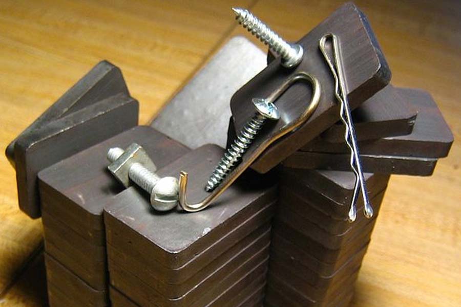 শুধু তাই নয়, এই চুম্বকগুলি অন্য জিনিসকেও পিষে টুকরো টুকরো করে ফেলতে পারে যদি তারা মাঝখানে চলে আসে।