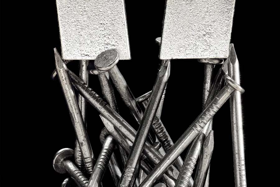 যদি দু’টি নিওডিমিয়াম চুম্বকের বিপরীত মেরু একসঙ্গে লেগে থাকে তবে তাদের মুক্ত করা প্রায় অসম্ভব।