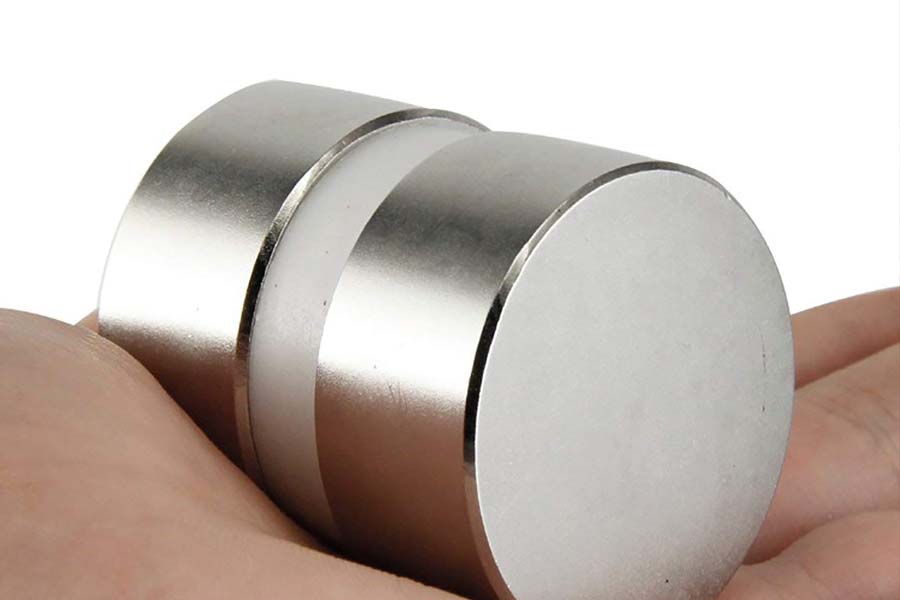 বস্তুত, যে কোনও চুম্বকের চৌম্বক শক্তি তার আকারের উপরও নির্ভর করে। তাই কয়েক কিউবিক সেন্টিমিটারের চেয়ে বড় নিওডিয়ামিয়াম চুম্বকের মধ্যে চৌম্বকীয় বল এতটাই শক্তিশালী যে, দু’টি চুম্বকের মধ্যে হাত রাখা হলে হাড় ভেঙে টুকরো টুকরো হয়ে যাবে।