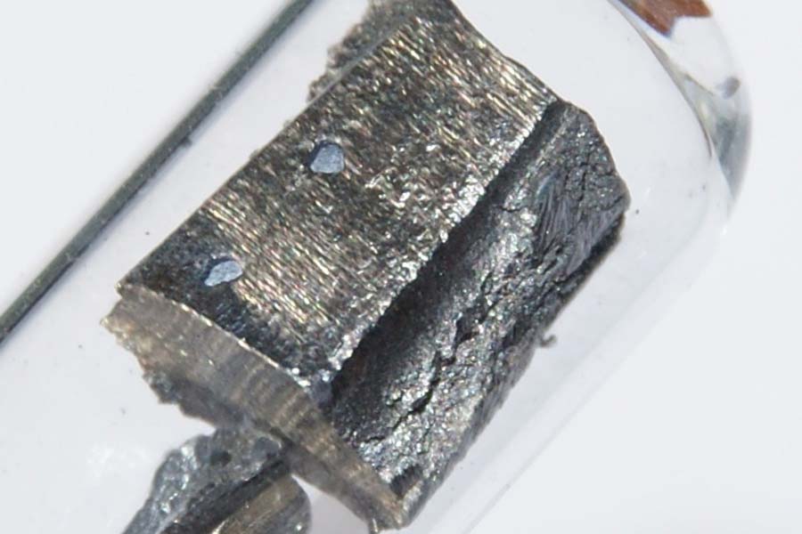 প্রকৃতিতে কিন্তু নিওডিমিয়াম বিশুদ্ধ অবস্থায় পাওয়া যায় না। বিভিন্ন ল্যান্থানাইড মৌলের আকরিকের সঙ্গে এদের পাওয়া যায়। এর প্রাচুর্য তামার মতো হলেও নিষ্কাশন এবং শোধন প্রক্রিয়া অত্যন্ত কঠিন।