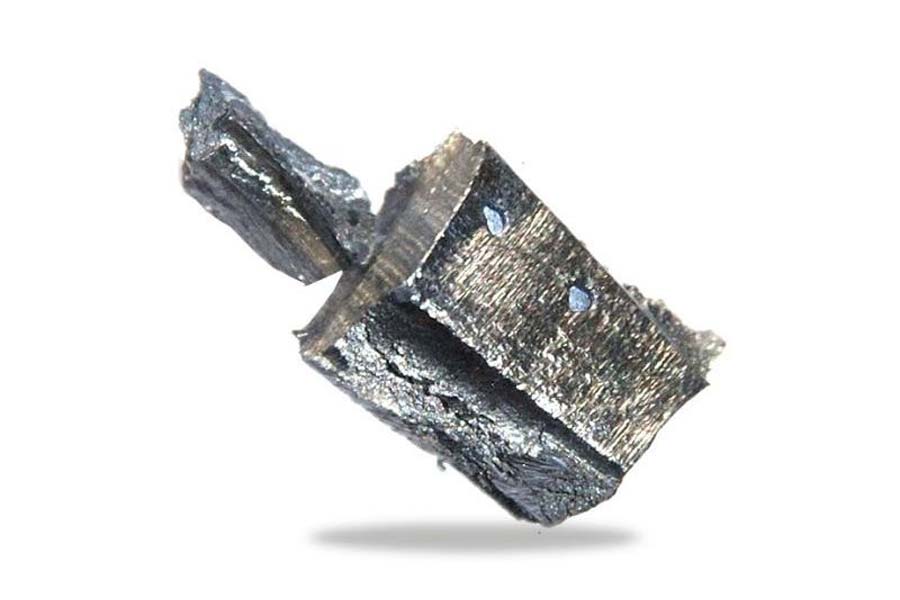 মূলত ব্রাজিল, চিন, আমেরিকা, শ্রীলঙ্কা, ভারত এবং অস্ট্রেলিয়ার কিছু জায়গায় নিওডিমিয়াম পাওয়া যায়। আশির দশকে জেনারেল মোটর্স এবং হিতাচি নিওডিমিয়াম-লোহা-বোরন চুম্বক প্রস্তুত করত। খুব কম পরিমাণ নিওডিমিয়ামের চুম্বক অত্যন্ত উচ্চ চৌম্বক শক্তি সরবরাহ করতে পারে। সে জন্যই এর ব্যবহার বৃদ্ধি পেতে থাকে।