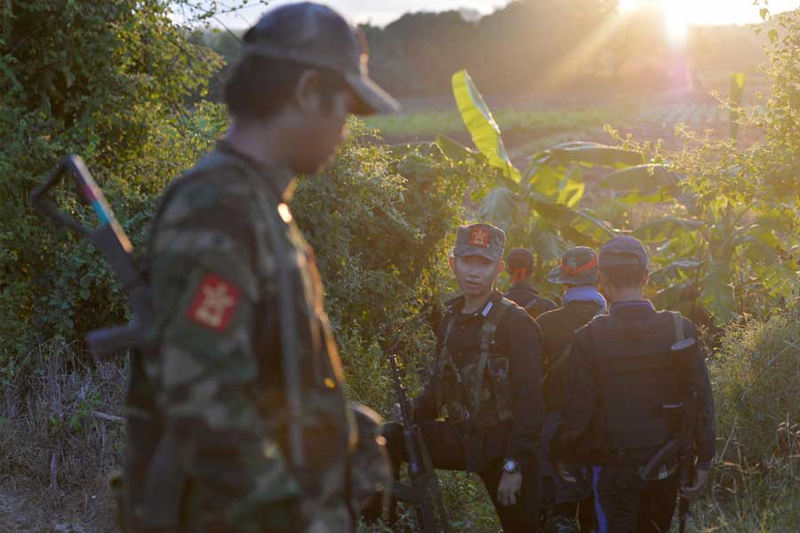 সশস্ত্র গোষ্ঠীগুলির জোটবদ্ধ আক্রমণের মুখে কার্যত দিশেহারা মায়ানমারের সামরিক জুন্টা সরকার। ইতিমধ্যেই জুন্টার দখল থেকে বেরিয়ে গিয়েছে দেশের প্রায় অর্ধেক এলাকা। কী করে শাসন টিকিয়ে রাখা যাবে, এখন তা নিয়ে চিন্তায় ঘুম উড়েছে সামরিক শাসকদের। ক্রমশ পরিবর্তিত পরিস্থিতিতে তাই কঠোর মনোভাব ছেড়ে কাকুতিমিনতি আর আলোচনায় রাস্তায় ফেরার উল্টোসুর সামরিক শীর্ষকর্তাদের গলায়।