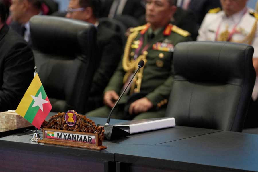 ২০২১ সালে আউং সান সু চি-র সরকারের পতনের পর থেকেই তপ্ত ছিল মায়ানমার। কিন্তু এ বছর অক্টোবরের শেষ দিকে মায়ানমারের তিনটি বড় বিদ্রোহী গোষ্ঠী মিলে তৈরি ‘থ্রি ব্রাদারহুড অ্যালায়েন্স’ (টিবিএ)-এর ‘অপারেশন ১০২৭’ নামক যৌথ অভিযানে টলমল দেশের সামরিক জুন্টা সরকারের আসন।