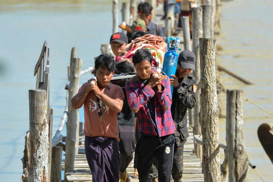 লিগ সরকারের পতনের পরেই দেশের বিভিন্ন প্রান্তে গণতন্ত্র পুনঃপ্রতিষ্ঠার দাবিতে পথে নামেন বহু মানুষ। তাঁদের নির্বিচারে কারাবন্দি করে জুন্টা সরকার। সমীক্ষা বলছে, জুন্টা সরকারের আমলে সে দেশে চার হাজারেরও বেশি গণতন্ত্রকামী আন্দোলনকারী এবং নাগরিক সেনার হাতে নিহত হন, কারারুদ্ধ হন কুড়ি হাজারেরও বেশি।