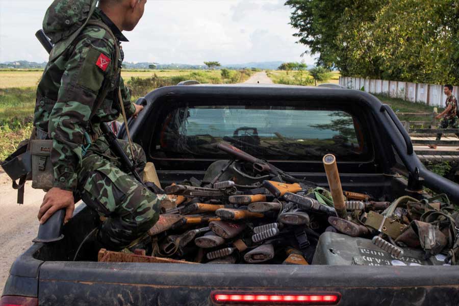 সু চি-র এনএলডি এবং তার নির্বাসিত জোটসঙ্গীরা ন্যাশনাল ইউনিটি গভর্নমেন্ট বা এনইউজি তৈরি করেছে। যাকে সামরিক জুন্টা সরকারের সমান্তরাল প্রশাসন বলা হচ্ছিল। তাৎপর্যপূর্ণ ব্যাপার হল, এনইউজিকে স্বীকৃতি দিয়েছে ইউরোপীয় ইউনিয়ন। যাঁরা জুন্টা সরকারের বিরুদ্ধে একাধিক নিন্দাপ্রস্তাব পাশ করিয়েছে। ফলে পশ্চিমি শক্তিগুলি সু চি-র পাশেই দাঁড়িয়েছে বরাবর। এ ক্ষেত্রে জুন্টার হাতের পুতুল হয়ে উঠেছিল চিন।