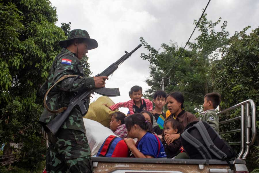অনেকেই মনে করেন, মায়ানমারের রাখাইন প্রদেশ দিয়ে চিন সরাসরি বঙ্গোপসাগর পৌঁছে যেতে পারবে। সে ক্ষেত্রে তা ভারতের আরও বড় মাথাব্যথার কারণ হয়ে উঠতে পারে। কিন্তু এখনও পর্যন্ত চিনের তরফ থেকে তেমন কোনও ইঙ্গিত নেই। ফলে মায়ানমার সঙ্কটে চিন আদৌ নাক গলাবে কি না তা স্পষ্ট নয়। 