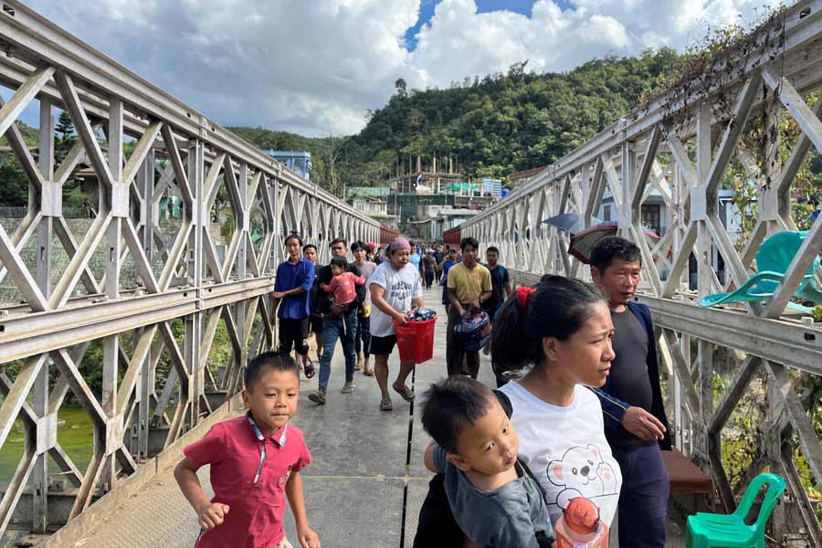 এরই মধ্যে পাল্টা মার শুরু হয়ে গিয়েছে মায়ানমারে। সম্প্রতি উত্তর মায়ানমারের শান এবং সাগিয়াং প্রদেশে সাফল্যের পরে পশ্চিমের চিন এবং রাখাইন প্রদেশেও হামলা শুরু করেছে বিদ্রোহী গোষ্ঠী— ‘তাঙ ন্যাশনাল লিবারেশন আর্মি’ (টিএনএলএ), ‘আরাকান আর্মি’ (এএ) এবং ‘মায়ানমার ন্যাশনাল ডেমোক্র্যাটিক অ্যালায়েন্স আর্মি’ (এমএনডিএএ)-র নয়া জোট ‘থ্রি ব্রাদারহুড অ্যালায়্যান্স’ বা ‘টিবিএ’।