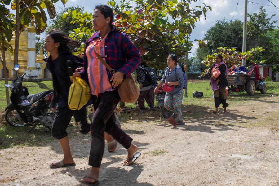 যুদ্ধ চলছে পুরোদমে। আর দিন যত গড়াচ্ছে, ততই পাল্লা দিয়ে বাড়়ছে সামরিক জুন্টা শাসকদের কোণঠাসা হওয়ার পালা। রাষ্ট্রপুঞ্জের রিপোর্ট বলছে, অক্টোবর থেকে শুরু হওয়া রক্তক্ষয়ী গৃহযুদ্ধে ইতিমধ্যেই ২৫০ জনেরও বেশি সাধারণ মানুষের মৃত্যু হয়েছে। তার মধ্যে রয়েছেন মহিলারাও। আছে শিশুরাও। পাঁচ লক্ষেরও বেশি মানুষ গৃহহারা। 