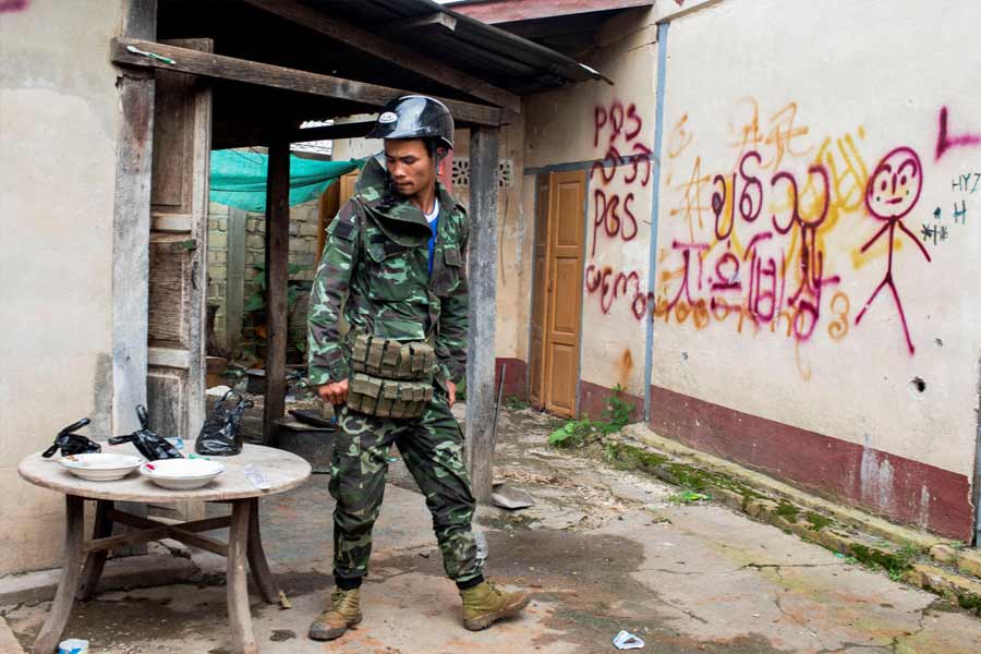 এই পরিস্থিতিতে হারের ভয় যেন ক্রমশ চেপে বসছে জুন্টা শাসকদের ঘাড়ে। ইদানীং তাই তাঁরা রাজনৈতিক সমাধানের কথা বলতে শুরু করেছেন। বিদ্রোহীদের যদিও দাবি, পতন নিশ্চিত জেনেই এখন রাজনৈতিক সমাধানের বুলি আওড়াতে শুরু করেছেন সামরিক শাসকেরা।