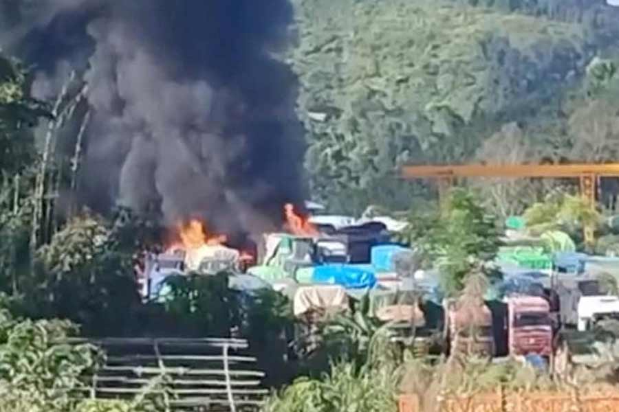 জাতীয় একতা সরকার বা এনইউজির শীর্ষ প্রতিনিধি তথা বিদেশমন্ত্রী জ়িন মার অঙ বলেন, ‘‘ইতিহাসে সামরিক বাহিনীর মনোবল একটা তলানিতে কখনও পৌঁছয়নি। নিশ্চিত হার চোখের সামনে দেখতে পেয়ে আঁতকে উঠছেন শাসকেরা। তাই এখন রাজনৈতিক সমাধানের কথা বলতে হচ্ছে। গণতন্ত্রকে পদদলিত করার সময় রাজনৈতিক সমাধানের কথা মাথায় ছিল না জুন্টা সরকারের?’’