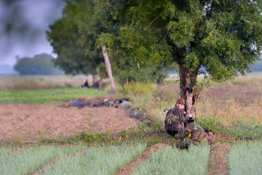 আক্রমণের তোড়ে এমনই দিশেহারা অবস্থা মায়ানমারের সামরিক শাসকদের যে, তাঁরা বিদেশি সংবাদমাধ্যমে দেশভাগের আশঙ্কা পর্যন্ত করছেন। কিন্তু একই সঙ্গে প্রশ্ন উঠছে, যদি সামরিক শাসন দুর্বলই হয়ে পড়ে তা হলে বিদ্রোহীরা গোটা দেশ দখল না করে দেশভাগ চাইবেন কেন?