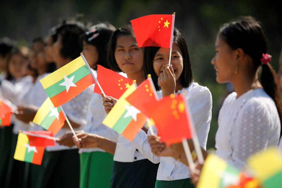 একই সঙ্গে গণতান্ত্রিক পথেও জুন্টা সরকারের ঘুম ছুটিয়ে দেওয়ার পরিকল্পনা তৈরি বলে দাবি করেছেন সমান্তরাল সরকারের বিদেশমন্ত্রী। তাঁর দাবি, আগামী কয়েক সপ্তাহের মধ্যে যুদ্ধের আঁচ যেমন বাড়বে, তেমনই আইন অমান্যের মতো গণতান্ত্রিক পথেও বিদ্রোহের আঁচ বাড়ানো হবে।