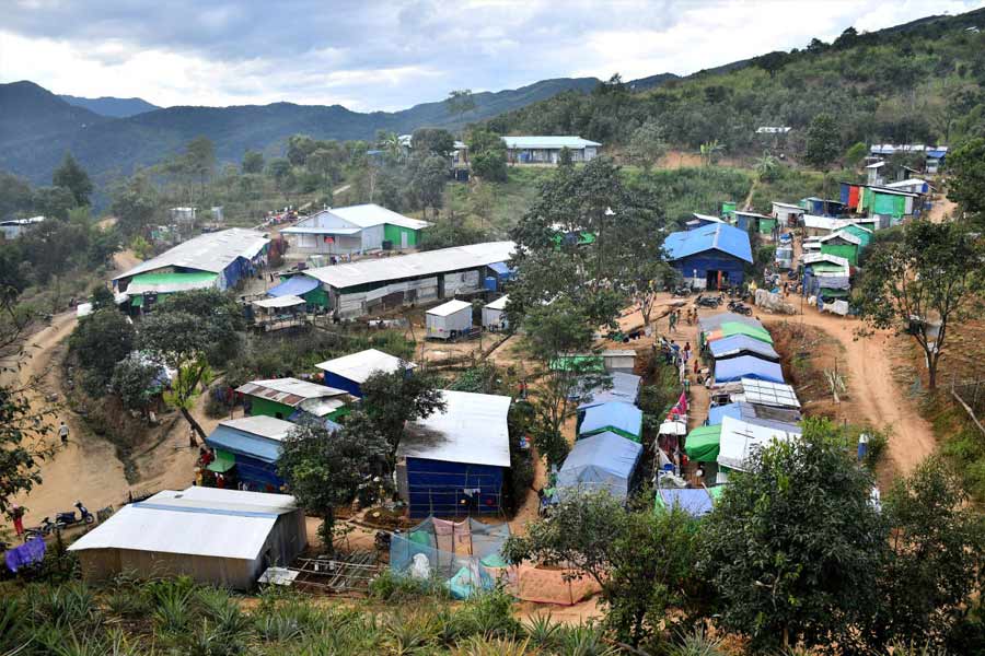 এ দিকে, মায়ানমারের অস্থিরতায় ভারতের উদ্বেগের কারণ রয়েছে। প্রথমত, মায়ানমারের সঙ্গে প্রায় ১,৬৪৩ কিলোমিটার দীর্ঘ সীমান্ত ভারতের। মিজ়োরাম সীমান্তের অনতিদূরে একাধিক গ্রাম বিদ্রোহীরা দখলে নেওয়ায় মায়ানমারের প্রায় পাঁচ হাজার নাগরিক আশ্রয় নিয়েছেন ওই রাজ্যে। ভারতের চিন্তা, পড়শি রাষ্ট্রে সংঘাত তীব্র হলে উদ্বাস্তু সমস্যা বৃদ্ধি পাবে উত্তর-পূর্বের রাজ্যটিতে।