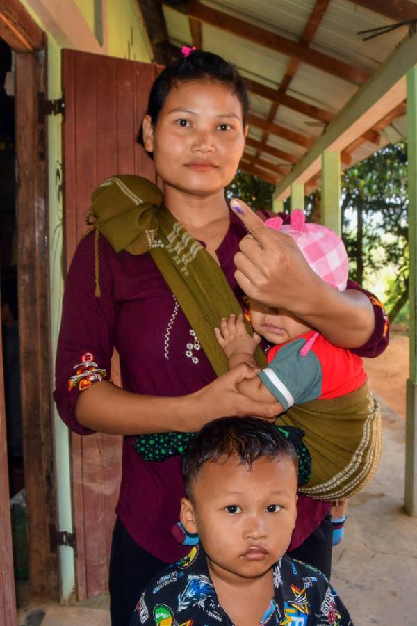 ব্যারিল শিলংয়ের নর্থ ইস্টার্ন হিল ইউনিভার্সিটি থেকে স্নাতকোত্তরের পাঠ শেষ করে টেলিভিশন এবং রেডিয়োর সঞ্চালক হিসাবে কর্মজীবন শুরু করেন।