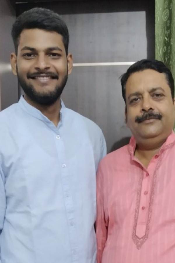 দেখা গেল সত্যিই এগিয়ে এসেছে এক ভরসার হাত। বলিউড অভিনেতা সোনু সুদ সাহায্য করতে চেয়েছেন ওই তরুণকে। এর আগেও বহু বিপদে পড়া মানুষের কাছে দেবদূত হয়ে এসেছেন সোনু। বিপদ থেকে উদ্ধার করেছেন তাঁদের। এক্ষেত্রেও তার অন্যথা হল না। এক্স হ্যান্ডলেই সোনু ওই পোস্টের জবাব দিয়ে লিখলেন, ‘‘ভাই আমরা তোমার বাবাকে হারিয়ে যেতে দেব না। তোমার নম্বর আমাকে সরাসরি ইনবক্সে পাঠাও।’’