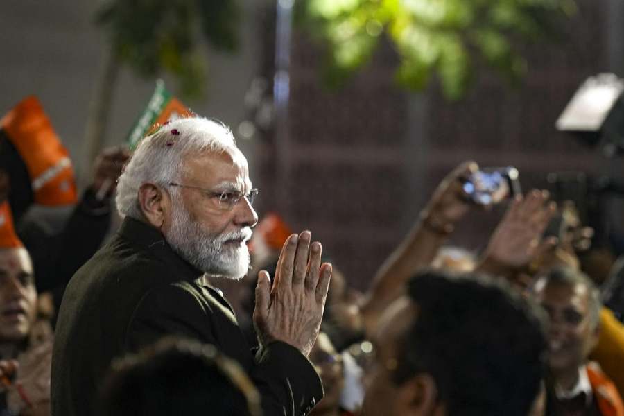 ২০ জন প্রার্থীর মধ্যে জিতেছেন ১২ জন। ভোটে জিতেও সাংসদদের সিংহভাগ (১০ জন) ইস্তফা জমা করেছেন এই দিন। তাঁদের মধ্যে লোকসভা থেকে ইস্তফা দিয়েছেন দুই কেন্দ্রীয় মন্ত্রী-সহ ন’জন বিজেপি সাংসদ। রাজ্যসভা থেকেও একই সিদ্ধান্তে যোগ দিয়েছেন আরেকজন সাংসদ। বিজেপি সূত্রের খবর,এই তিন রাজ্যে বিধানসভা ভোটে জয়ী এই সব সাংসদদের এ বার রাজ্য রাজনীতিতে ‘মনোনিবেশ’ করার নির্দেশ দেওয়া হয়েছে।