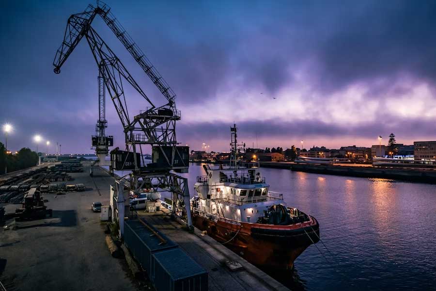 ভেনেজ়ুয়েলা থেকে ভারতের অশোধিত তেল কেনার রাস্তাটি অবশ্য প্রশস্ত করে দিয়েছে আমেরিকার একটি রাজনৈতিক সিদ্ধান্ত। মূলত সেই সিদ্ধান্তের কারণেই ওই দেশ থেকে তেল আমদানি বন্ধ রাখতে বাধ্য হয়েছিল ভারত।