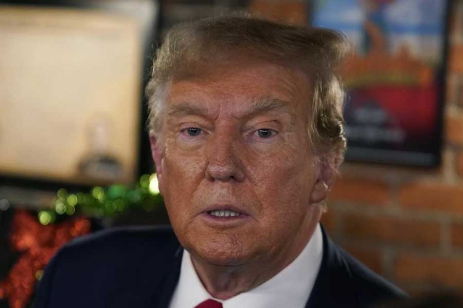 কিন্তু কেন হঠাৎ ভেনেজ়ুয়েলা থেকে ভারত তেল আমদানি বন্ধ করে দিতে বাধ্য হয়? ২০২০ সালে আমেরিকার প্রেসিডেন্ট ডোনাল্ড ট্রাম্প ভেনেজ়ুয়েলার প্রেসিডেন্ট নিকোলাস মাদুরোর বিরুদ্ধে গণতান্ত্রিক পরিবেশ লঙ্ঘনের অভিযোগ তোলেন।