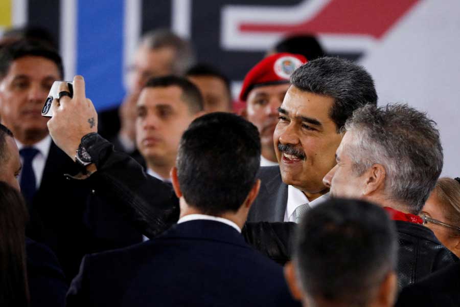 ২০২৪ সালে ভেনেজ়ুয়েলায় সাধারণ নির্বাচন। তার আগে বিরোধীদের উপর নিষেধাজ্ঞা বলবৎ না করা, রাজনৈতিক বন্দিদের মুক্তি দেওয়া ইত্যাদি একাধিক শর্তে আপাতত নিষেধাজ্ঞা তুলেছে আমেরিকাও।