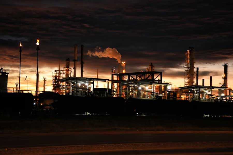 অন্য দিকে, অর্থনীতিকে সচল রাখতে চিনের সংস্থাগুলিকে বিশেষ ছাড় দিয়ে তেল সরবরাহ করে গিয়েছে ভেনেজ়ুয়েলাও। তবে পরিবর্তিত পরিস্থিতিতে গত দু’সপ্তাহ ধরে ছাড়ের পরিমাণ কমাচ্ছে দক্ষিণ আমেরিকার দেশটি।