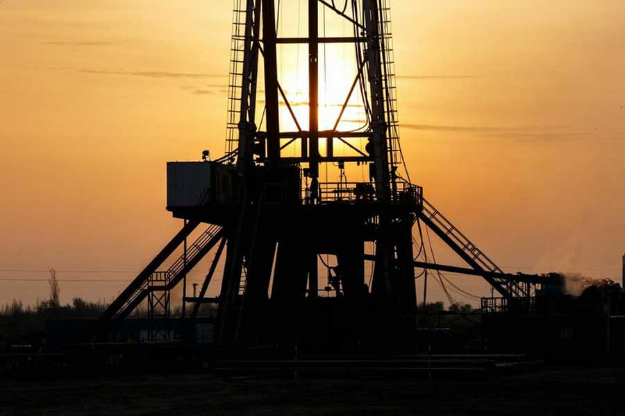 কারণ ক্রমশ অশোধিত তেলের ক্রেতার সংখ্যা বাড়ছে। শুধু ভারতই তিনটি ট্যাঙ্কার বোঝাই করে ভেনেজ়ুয়েলা থেকে তেল আমদানি করতে চলেছে। প্রতিটি ট্যাঙ্কারে ২৭০,০০০ টন তেল থাকবে। ডিসেম্বর থেকে জানুয়ারির মধ্যে তেল নিয়ে ভারতের বন্দরে ভিড়বে জাহাজগুলি।