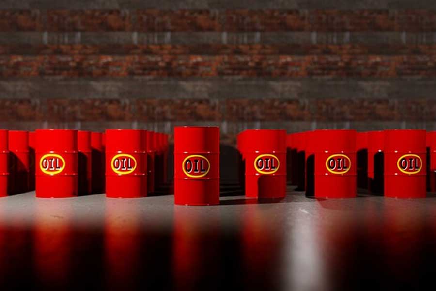 রাশিয়া-ইউক্রেন যুদ্ধের আবহে আমেরিকা যখন মস্কোর কাছ থেকে তেল কেনার বিষয়ে নিষেধাজ্ঞা আরোপ করেছে, সেই সময়েও তুলনায় বেশি ছাড়ে অশোধিত তেল আমদানি করা অব্যাহত রেখেছে নয়াদিল্লি। এ বার তেল আমদানির জন্য ‘পুরনো বন্ধু’ ভেনেজ়ুয়েলাও সহায় হল ভারতের।