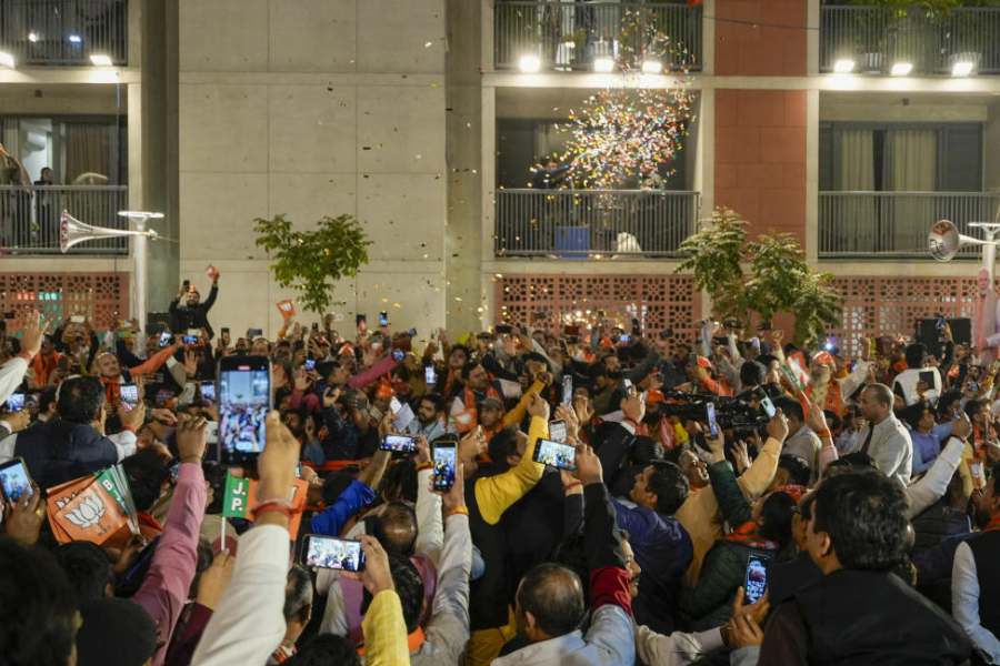 তালিকায় ছিলেন ‘রাজস্থানের যোগী আদিত্যনাথ’ হিসাবে পরিচিত মহন্ত বালকনাথ। অলওয়ারের বিজেপি সাংসদ বালকনাথ তাঁর এলাকায় তিজারা বিধানসভা কেন্দ্র থেকে জিতেছেন।এঁরা তিন জনই বুধবার পদ ছেড়েছেন। 