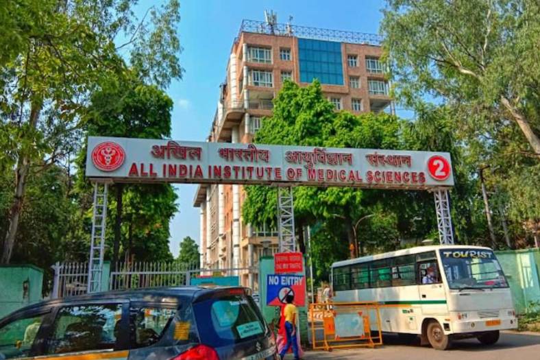 কিন্তু গত ১৫ সেপ্টেম্বর হার্ট অ্যাটাক হলেও এখনও পর্যন্ত অপারেশন করিয়ে উঠতে পারেননি পল্লব। কারণ তিনি এখন কপর্দকহীন। বেসরকারি হাসপাতালে যাওয়ার টাকা নেই, দিল্লি এমসে এনেছিলেন চিকিৎসার জন্য। 